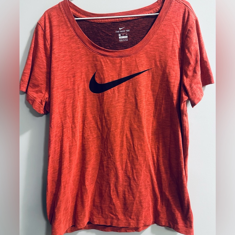 Women’s Nike T-shirt - super simple and super soft